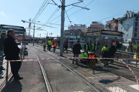 İstanbulda tramvay relsdən çıxdı