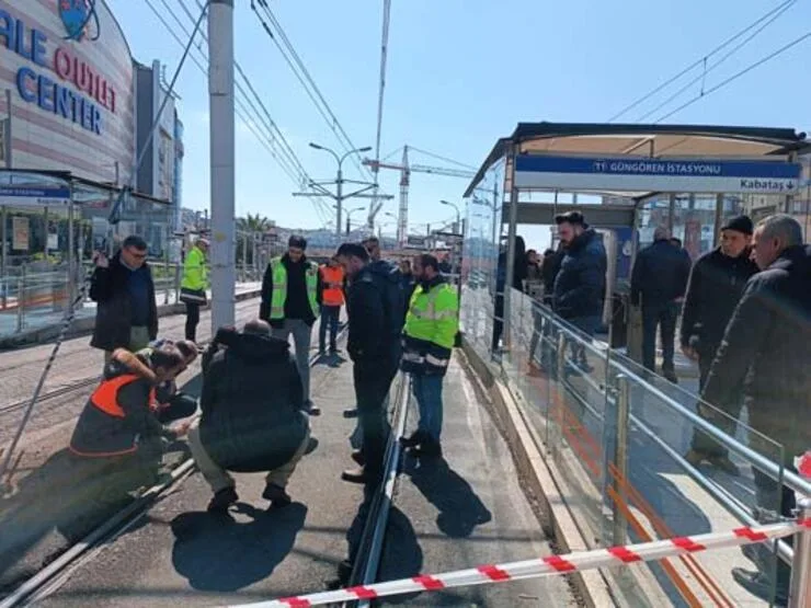 İstanbulda tramvay relsdən çıxdı