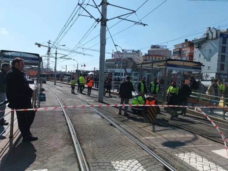 İstanbulda tramvay relsdən çıxdı