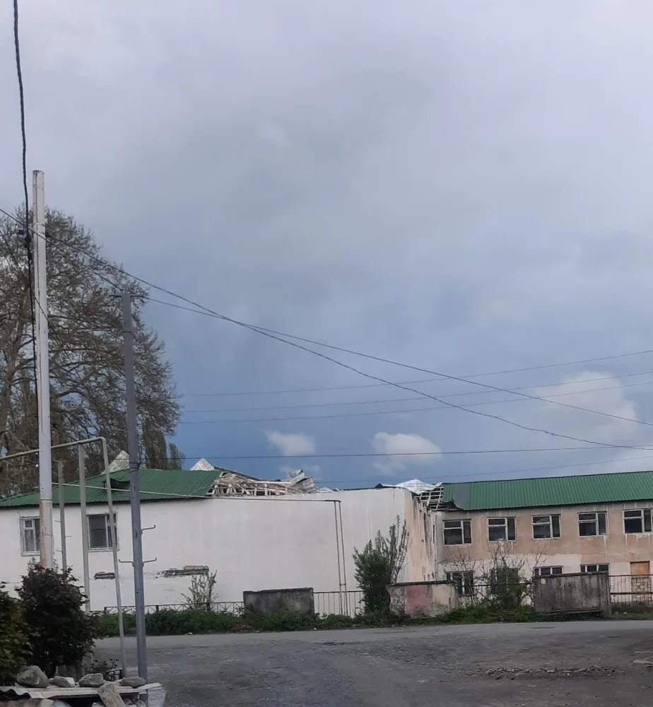 Güclü külək Qəbələdə məktəbin damını uçurub - FOTO