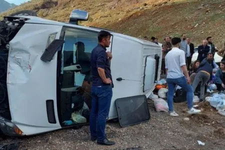 Türkiyədə mikroavtobus qəzaya uğrayıb, xəsarət alanlar var