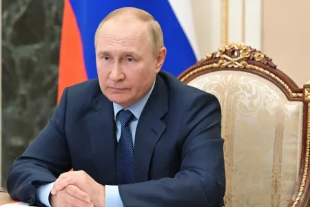 Putin Xerson və Luqansk vilayətlərinə səfər edib
