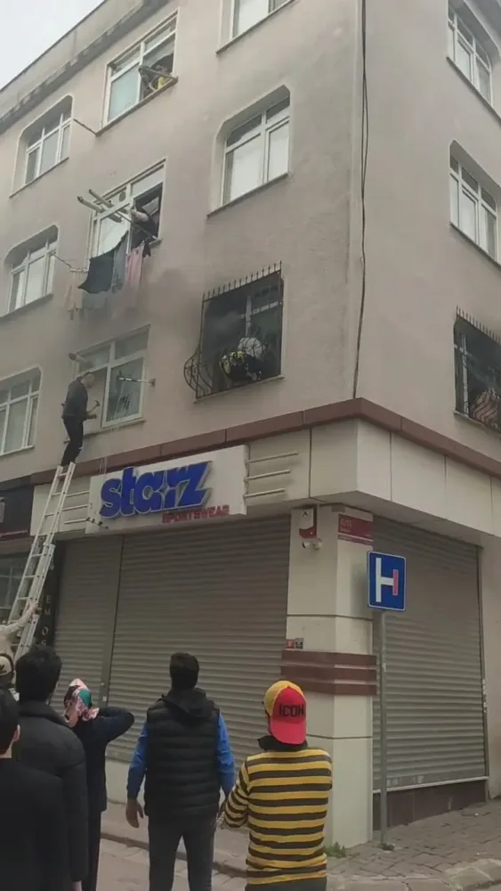Sosial şəbəkə üçün video çəkən uşaq evi yandırdı - FOTO