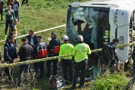Türkiyədə avtobus qəzaya uğradı - ÖLƏN VƏ YARALANANLAR VAR