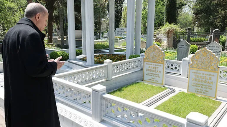 Prezident Ərdoğan valideynlərinin məzarını ziyarət etdi - FOTOLAR