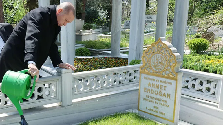 Prezident Ərdoğan valideynlərinin məzarını ziyarət etdi - FOTOLAR