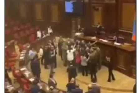 Ermənistan parlamentində dava düşüb - VİDEO