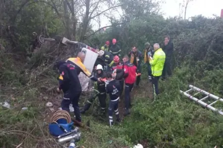 Türkiyədə mikroavtobus aşıb, 13 yaralı var - FOTO