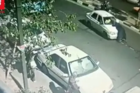 İranda avtomobil mollanı vurdu: - Din xadimi kapotun üstündə... - VİDEO