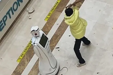 Əsəbləşən qadın acığını robotdan - ÇIXDI