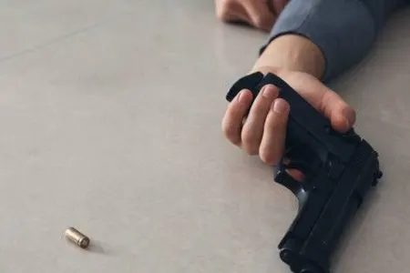 Kişi əvvəlcə sevgi təklifini rədd edən qadını, sonra özünü güllələdi