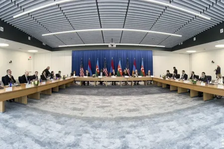 Azərbaycan və Ermənistan XİN başçıları arasında görüş başladı