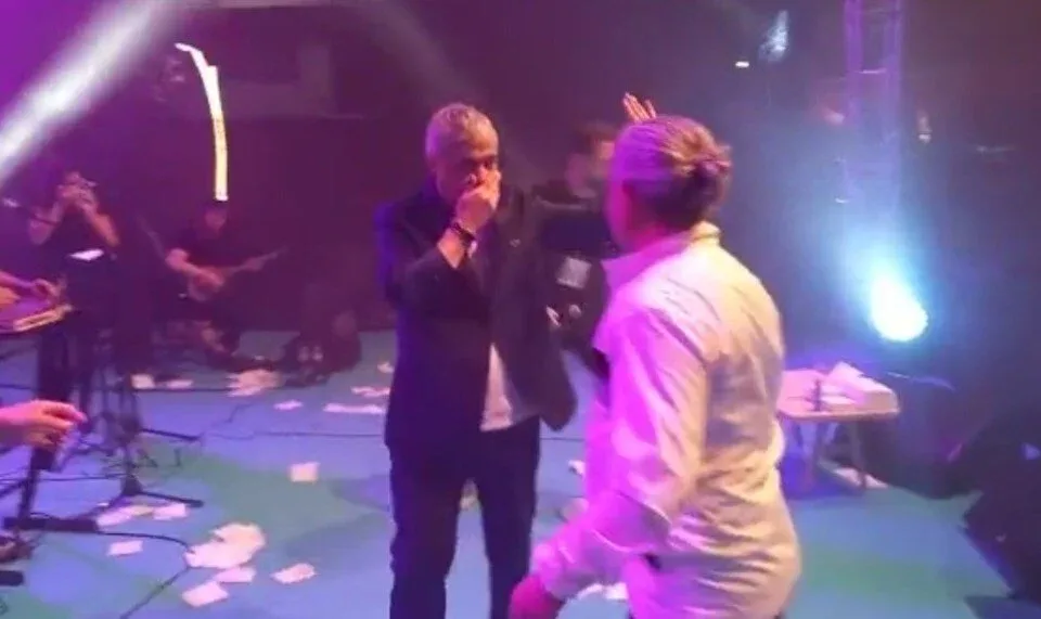 Türkiyəli məşhur müğənninin konsertində yanğın - FOTO