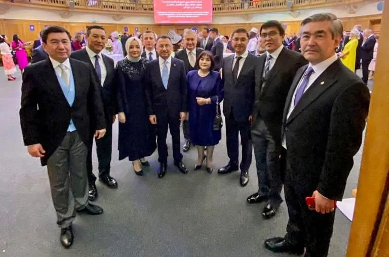 Sahibə Qafarova Kral III Çarlzın tacqoyma mərasimində - FOTO