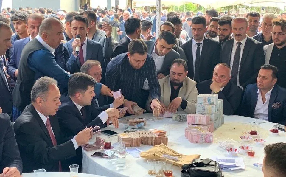 İnanılmaz toy: - bəyə 3 milyon pul, gəlinə 15 kilo qızıl verildi - FOTO