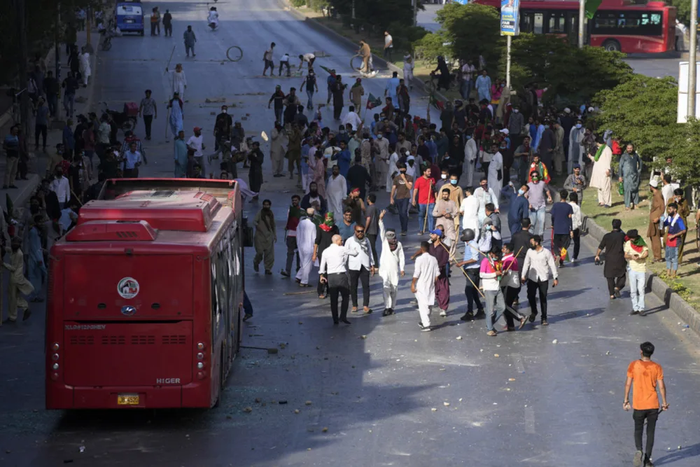 Pakistanda İmran Xanın həbsinə etirazlar başladı