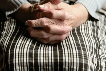 Bakıda hadisə: Moda evinə basqın edib qayınanasını döydü