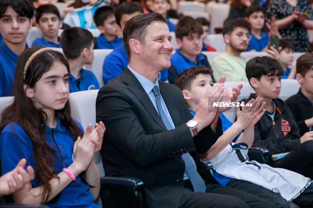 Qara Qarayev şagirdlərlə görüşdü - FOTOLAR