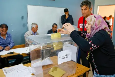 Zəlzələ bölgəsində seçkilər konteynerlərdə keçirilir
