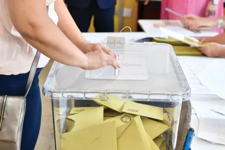Türkiyədə 3 seçici seçki məntəqəsində ürəktutmadan vəfat edib