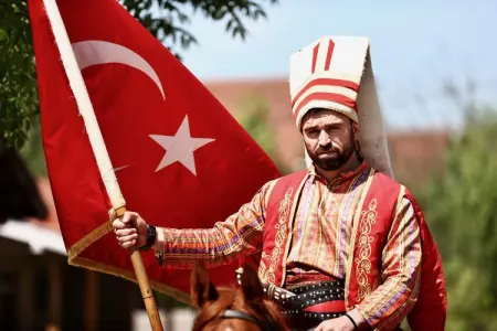 Səs verməyə yeniçəri geyimində gəldi - Türkiyə ondan danışır - FOTO