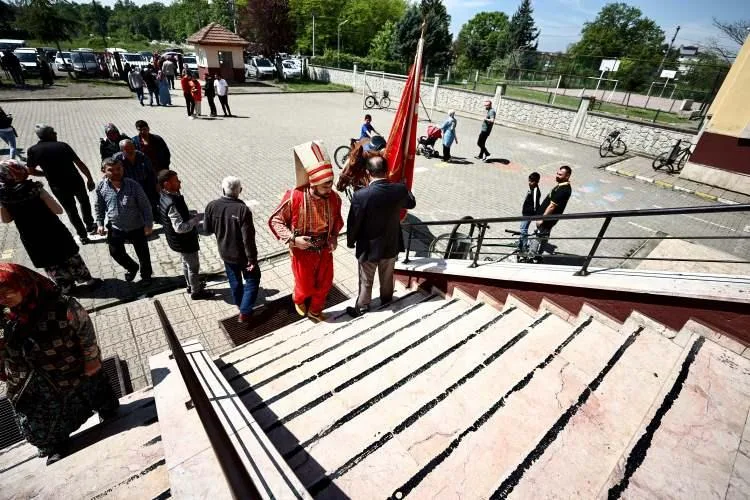 Səs verməyə yeniçəri geyimində gəldi - Türkiyə ondan danışır - FOTO