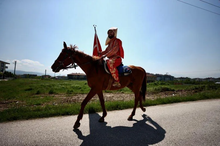 Səs verməyə yeniçəri geyimində gəldi - Türkiyə ondan danışır - FOTO