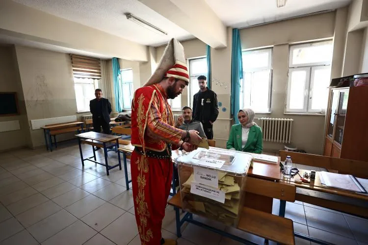 Səs verməyə yeniçəri geyimində gəldi - Türkiyə ondan danışır - FOTO