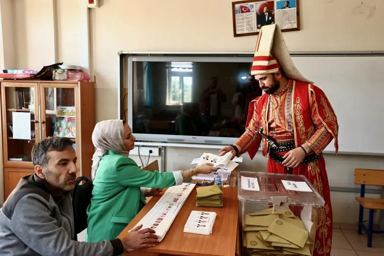 Səs verməyə yeniçəri geyimində gəldi - Türkiyə ondan danışır - FOTO