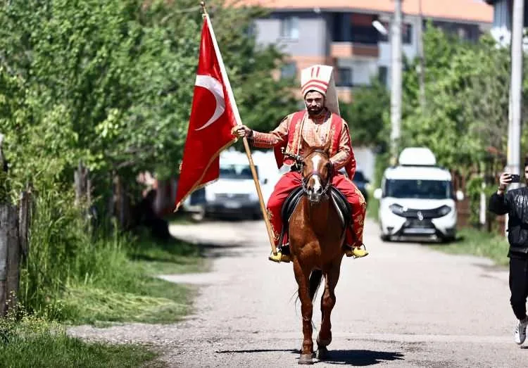 Səs verməyə yeniçəri geyimində gəldi - Türkiyə ondan danışır - FOTO
