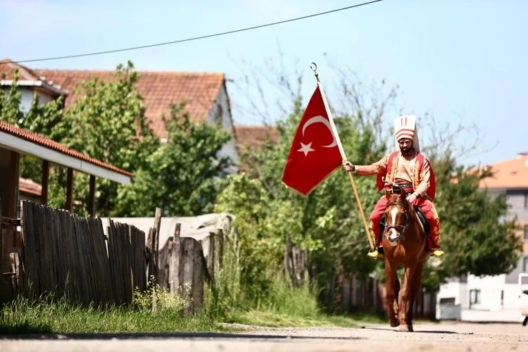 Səs verməyə yeniçəri geyimində gəldi - Türkiyə ondan danışır - FOTO
