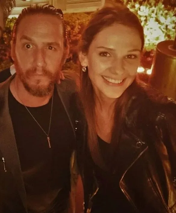 Sezen Aksunun oğlu özündən 17 yaş kiçik sevgilisi ilə evlənir - FOTOLAR