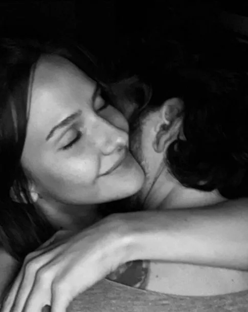 Sezen Aksunun oğlu özündən 17 yaş kiçik sevgilisi ilə evlənir - FOTOLAR