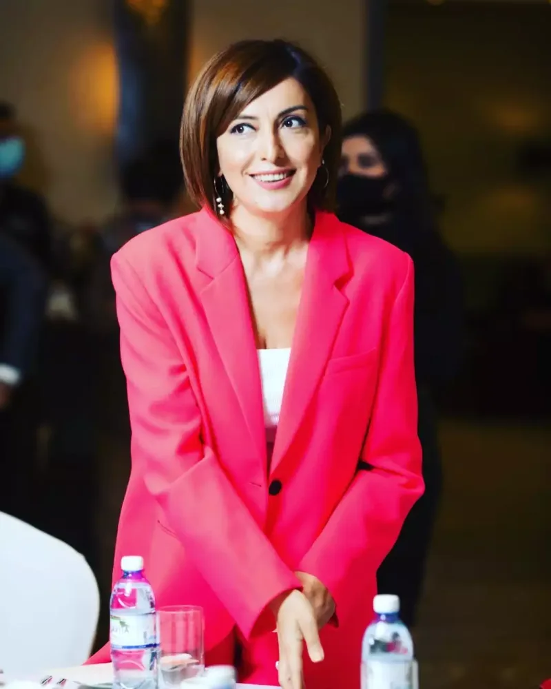 Tanınmış aparıcının səsi batdı - FOTO