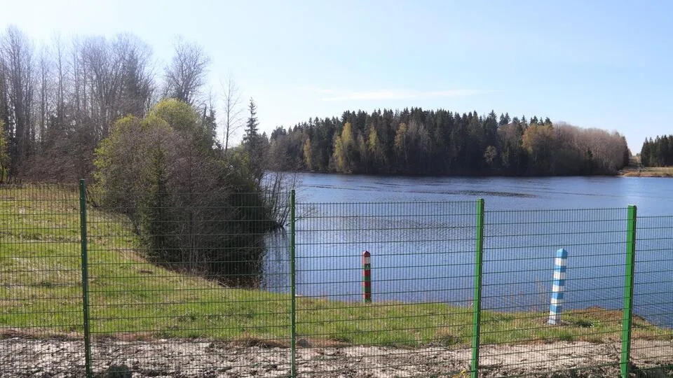 Finlandiya Rusiya ilə sərhəddə oyun meydançası hasarı çəkdi - FOTO