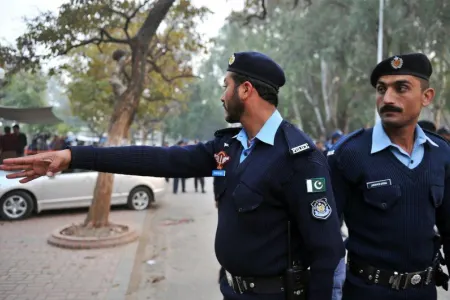Pakistan polisi İmran Xanın evini mühasirəyə alıb