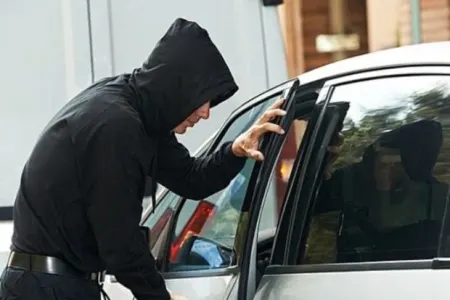 “Respublikanski”nin həyətindən avtomobil qaçırıldı – - “Elə bildim, sahibi ölüb”