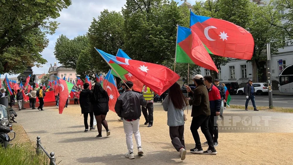 Güney azərbaycanlılar Berlində aksiya keçirir - FOTO