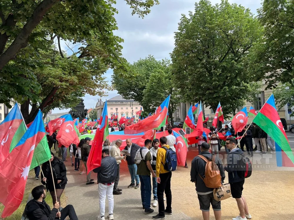 Güney azərbaycanlılar Berlində aksiya keçirir - FOTO