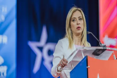 İtaliyanın Baş naziri G7 sammitini yarımçıq tərk edib