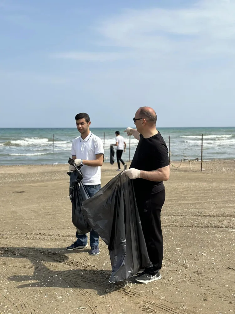 Deputat gənclərlə birlikdə zibil yığdı - Fotolar