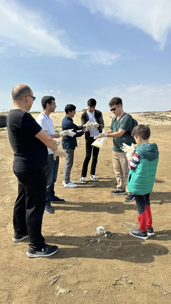 Deputat gənclərlə birlikdə zibil yığdı - Fotolar