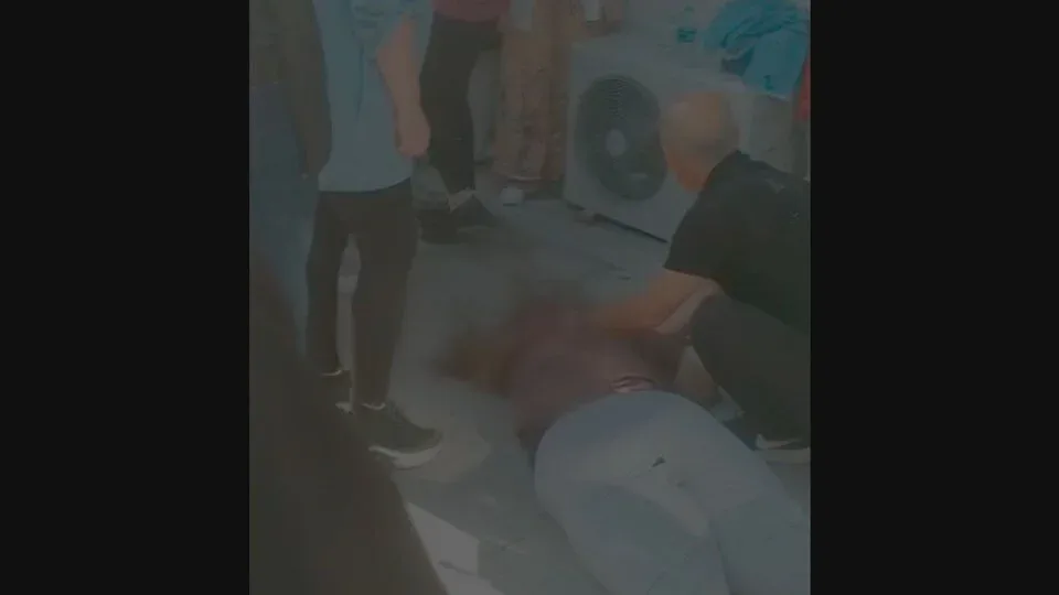 Küçədəki davanı balkondan izləmək istədi, pəncərədən yıxılıb öldü - FOTO