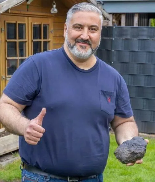 Həyətinə düşən meteorit parçası onu zəngin etdi - FOTO