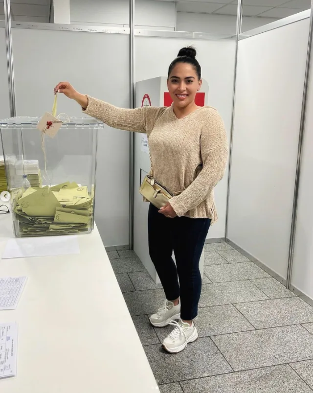 Tarkanın həyat yoldaşının seçkiyə geyindiyi geyim tənqid olundu - FOTO