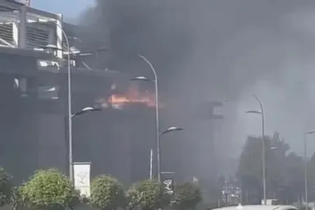 İstanbulda ticarət mərkəzi yanır