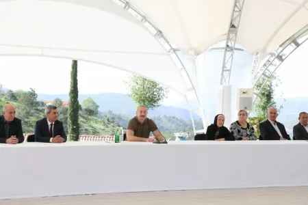 Prezident Laçına qayıdan əhali ilə görüşdü, - evlərin açarlarını onlara təqdim etdi
