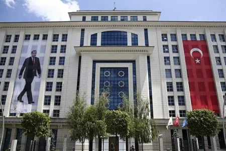 Türkiyəli nazirlər AKP-nin binasına gəldilər