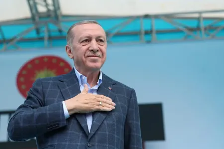Ərdoğan İstanbulda çıxışa bu mahnını oxumaqla başladı - VİDEO