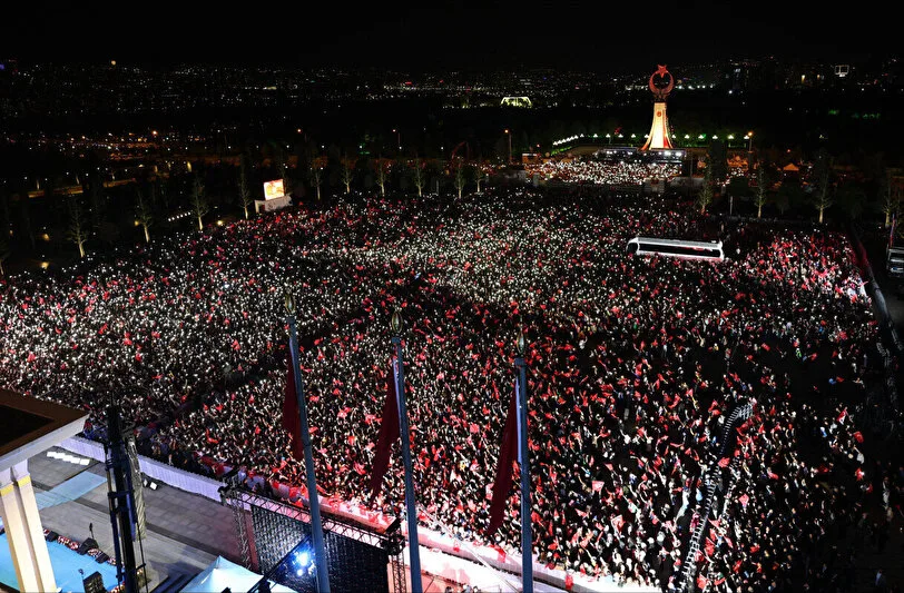 320 min insan mitinqə gəlib!